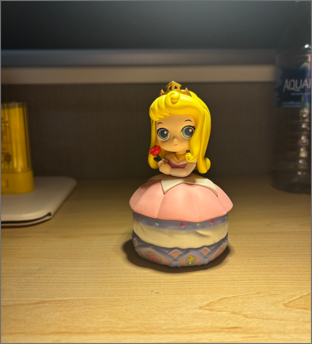 The image shows the physical Disney Princess figurine to be scanned, positioned on a tabletop environment as the scanning subject.